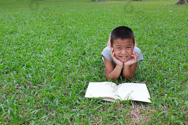 年轻的男孩阅读公园春天时间