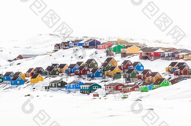 多个色彩斑斓的因纽特人房子别墅山覆盖雪阿亚特城市格陵兰岛