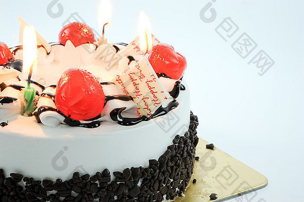 生日蛋糕隔离白色背景