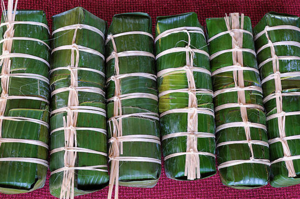 越南食物传统的食物泰特假期春天球泰特圆柱状的糯米大米蛋糕传统吃