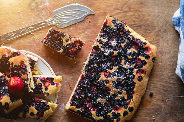平躺各种各样的浆果馅饼草莓blueberrie木背景自制的蛋糕