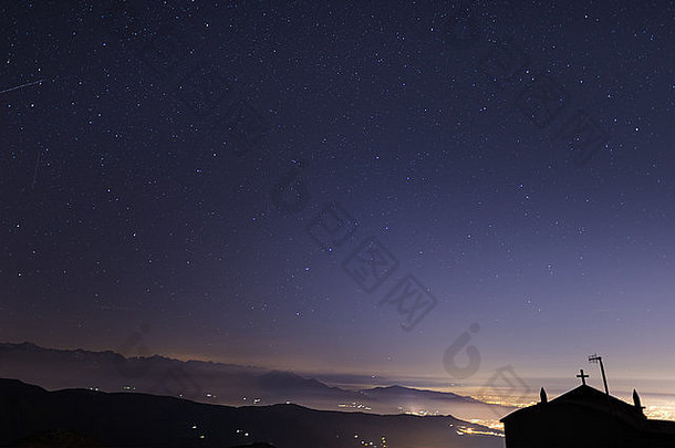 布满星星的天空意大利阿尔卑斯山脉教堂轮廓极地明星小母七星大熊座的酒店
