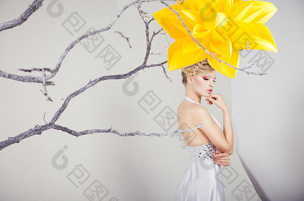 金发碧眼的女人白色衣服大黄色的花