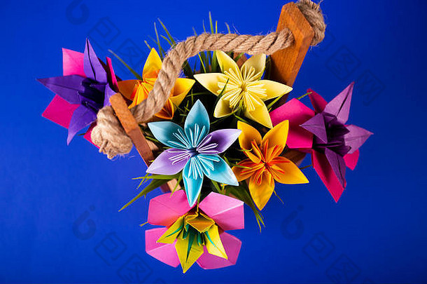 手工制作的彩色的纸花折纸花束纸工艺艺术篮子草工作室彩色的背景顶点