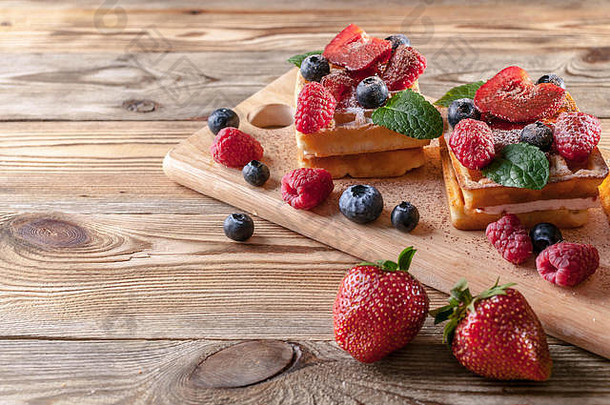 比利时华夫饼草莓小时新鲜的草莓树莓蓝莓巧克力芯片木表格自制的烘焙美味的
