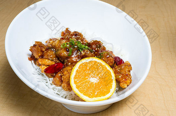 关闭传统的锅亚洲食物菜炸鸡辣的橙色酱汁服务白色碗