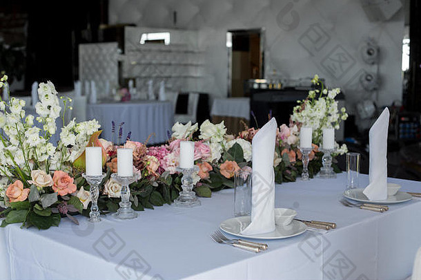 新婚夫妇表格餐厅装饰新鲜的花蜡烛婚礼新鲜的花装饰