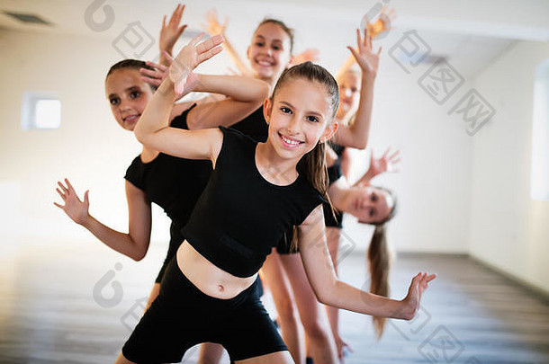 集团适合快乐孩子们锻炼芭蕾舞工作室