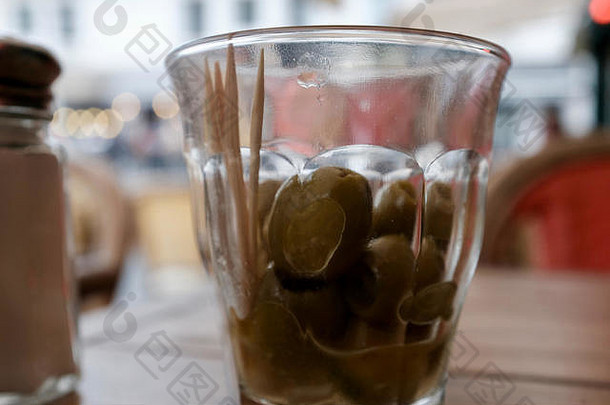 细节橄榄玻璃法国咖啡馆