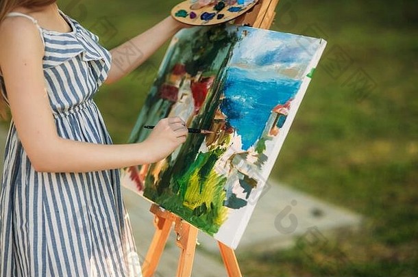 美丽的女孩吸引了图片公园调色板油漆抹刀画架帆布图片