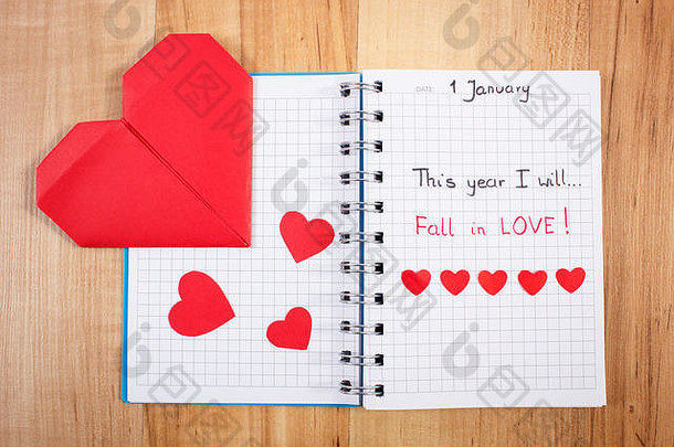 一年决议秋天爱写笔记本红色的心纸象征爱