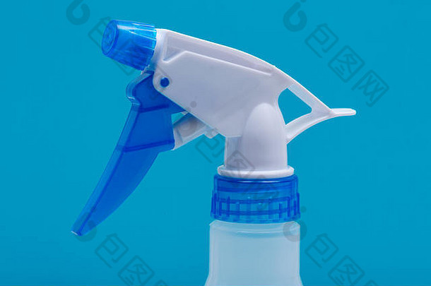 清晰的塑料喷雾瓶使回收材料蓝色的处理孤立的蓝色的背景