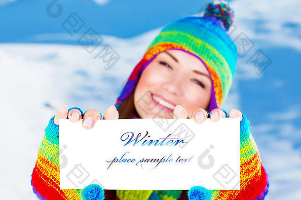 图片可爱的快乐女人持有纸卡文本手漂亮的快乐的女有趣的在户外冬季