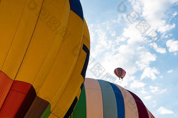 静止的热空气气球飞行多云的天空大天空气球会合7月