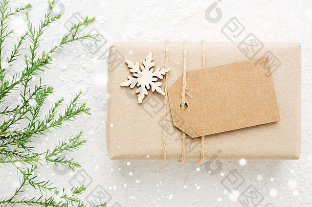 圣诞节礼物包装卡夫纸空标<strong>签发</strong>光的雪散景松柏科的分支白色冬天假期模拟