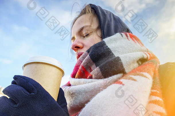 年轻的美丽的女孩手套大舒适的围巾持有纸杯<strong>外卖</strong>咖啡蓝色的多云的天空咖啡冬天凹陷