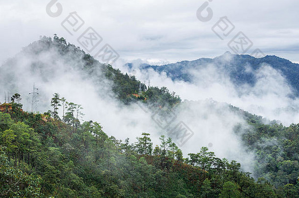 空中视图热带雨林山覆盖雾云冬天季节清迈泰国