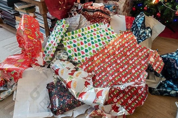 桩被丢弃的圣诞节包装纸左地板上礼物打开