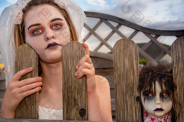 吓坏了年轻的新娘恶魔娃娃隐藏栅栏