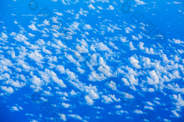 空中鸟眼睛视图云蓝色的天空