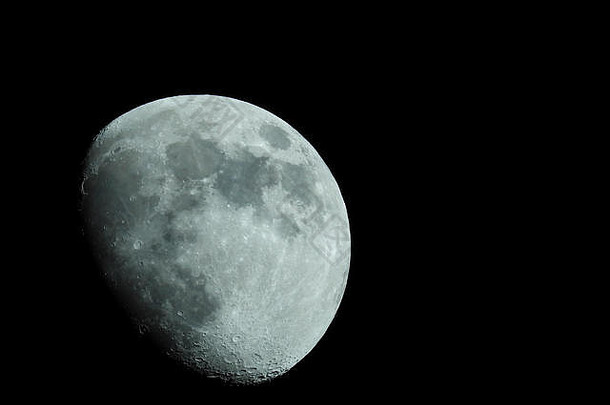 特写镜头四分之三的月亮晚上天空