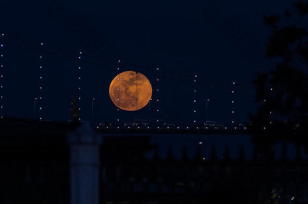 超级蓝色的血月亮横跨博斯普鲁斯海峡桥伊斯坦布尔城市火鸡