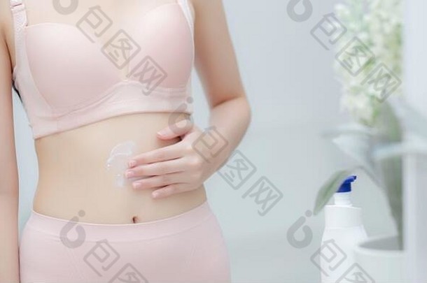 美丽的年轻的亚洲女人内衣镜子应用奶油乳液肚子美女孩饮食重量损失苗条的应用消息出价