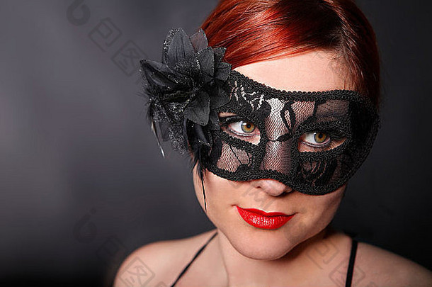 红色的头女人穿黑色的面具