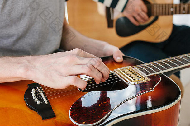 学习玩吉他音乐教育课外教训