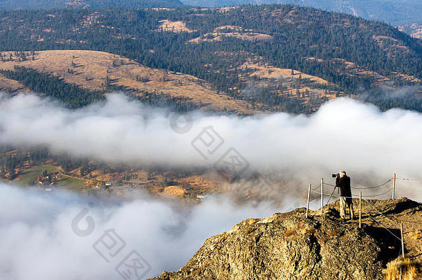 旅游拍摄峰会巨人的头山俯瞰雾覆盖谷萨摩兰英国哥伦比亚加拿大