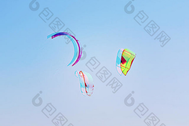 集团色彩斑斓的风筝kiteboarding飞行蓝色的天空风打击故障效果活跃的消遣夏天体育概念