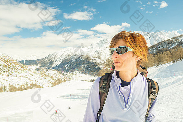 成人女滑雪背包太阳镜显示幸福阳光明媚的一天滑雪度假胜地图伊尔奥斯塔谷