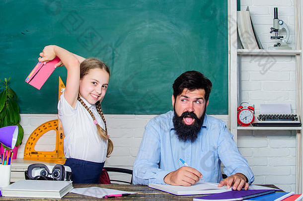 文学教训私人教训小女孩孩子有胡子的老师男人。教室知识一天首页学校教育回来学校私人教学女儿研究父亲老师一天
