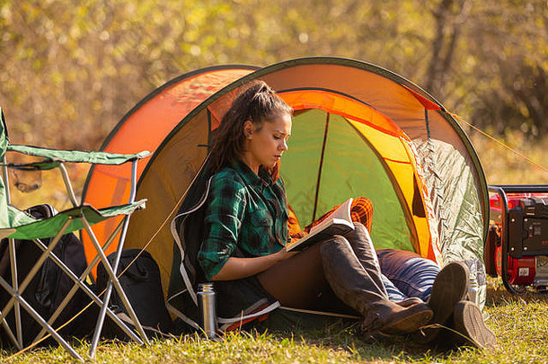年轻的女孩阅读书前面帐篷野生大气