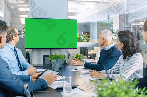 多样化的集团成功的业务人会议房间绿色屏幕浓度关键墙工作公司的增长