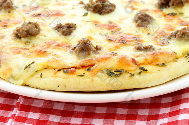 美味的乡村肉披萨超过马苏里拉奶酪奶酪地面牛肉海员式沙司酱汁