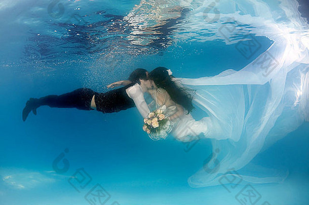 新娘夫妇水下婚礼池敖德萨乌克兰东部欧洲