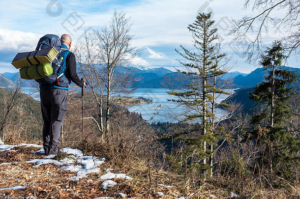 徒步旅行者享受视图湖瓦尔兴湖巴伐利亚pre-alps冬天一天