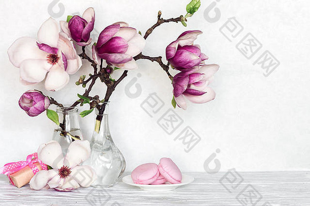 生活花束粉红色的木兰花瓶礼物盒子蛋白杏仁饼白色表格假期背景复制空间