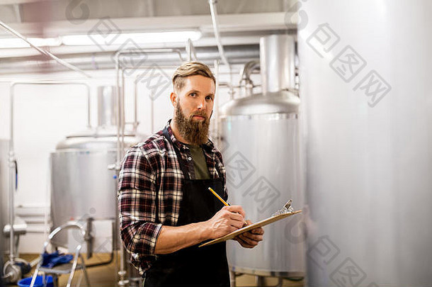 男人。剪贴板工艺啤酒厂啤酒植物