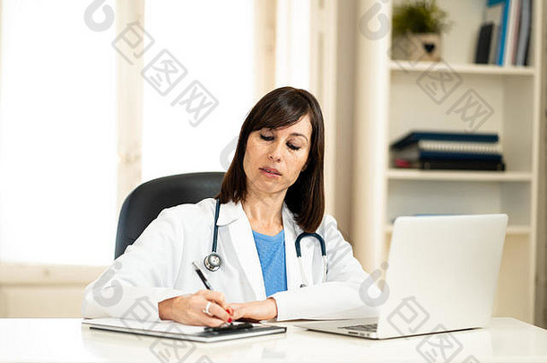 肖像成功的有吸引力的女人医生白色外套工作病人医疗记录移动PC电脑写作文书<strong>工作总结</strong>