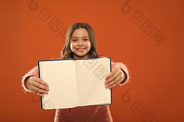 检查女孩持有书橙色背景孩子显示开放页面<strong>书记</strong>事本书商店概念免费的书读童年文学发展教育