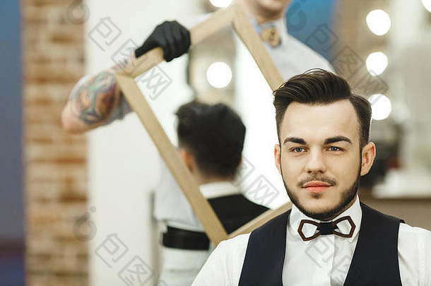 理发师持有镜子客户端