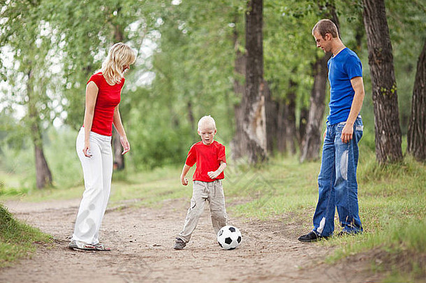 快乐年轻的家庭支出时间户外夏天一天玩球焦点孩子