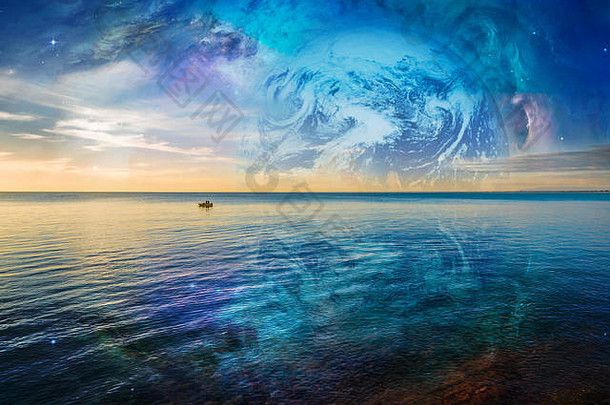 幻想景观孤<strong>独</strong>的<strong>钓</strong>鱼船浮动宁静的海洋水地球星系天空元素图像有家具的