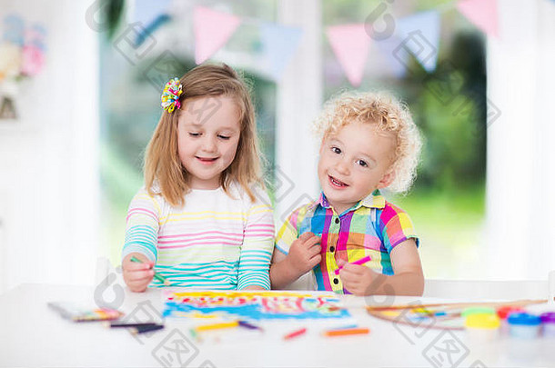 男孩女孩画白色房间窗口孩子们家庭作业绘画画孩子们油漆