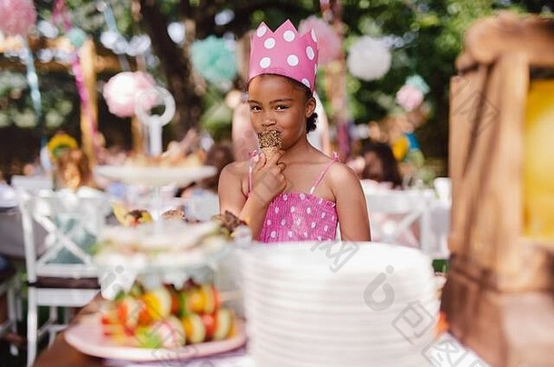 小女孩站在户外花园夏天生日庆祝活动概念