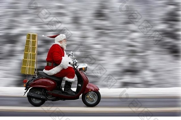 但穿着圣诞老人游乐设施红色的电动机踏板车提供礼物