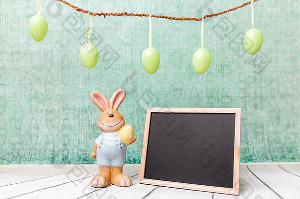 传统的复活节假期兔子空黑板上