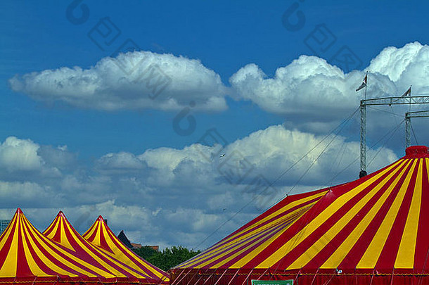条纹马戏团帐篷蓝色的天空毛茸茸的云水平
